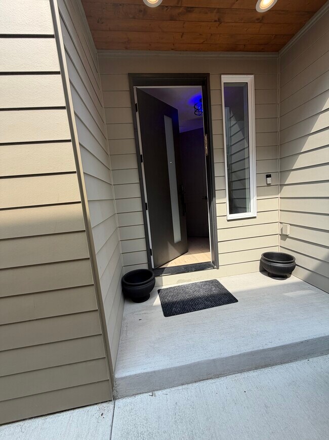 Puerta principal - 10448 3rd Ave SW