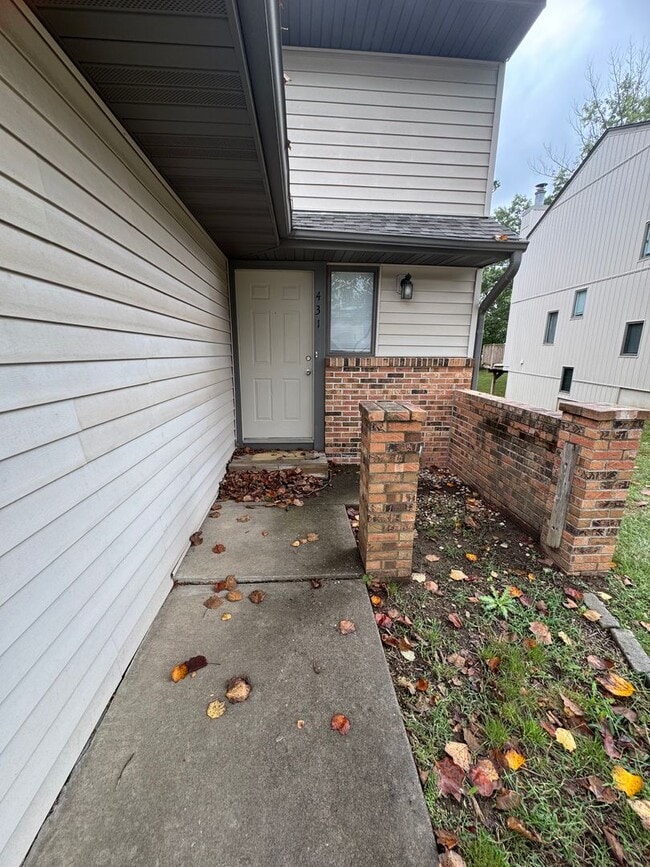 Building Photo - 4 bed 3.5 bath duplex