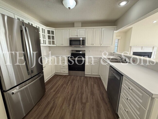 Foto del edificio - Spacious 3BR Home with Vaulted Ceilings, Gas Logs & Two Car Garage in Winston-Salem