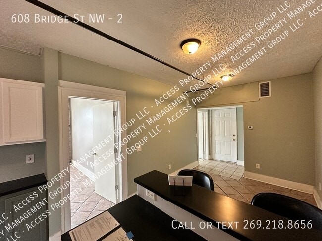 Foto del edificio - 608 Bridge St NW