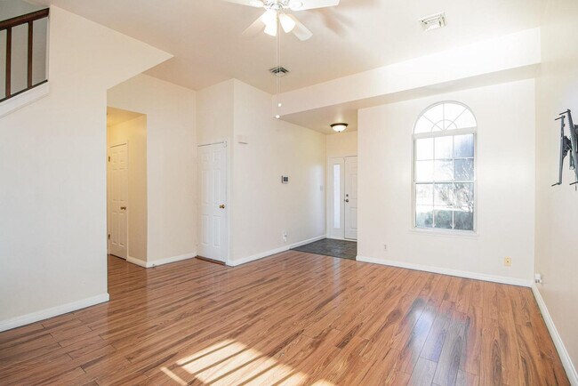 Foto del edificio - 6280 Spring Knoll Dr