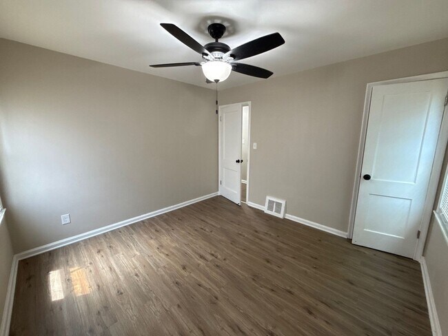 Foto del edificio - Renovated 3-Bedroom Home  We Welcome Secti...