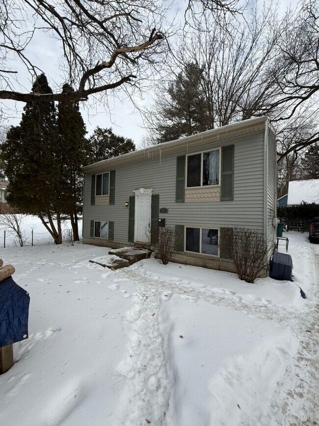Building Photo - 805 Hicks Dr