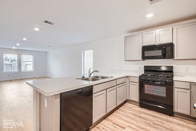 Foto del edificio - 3315 Aster Mdw Wy