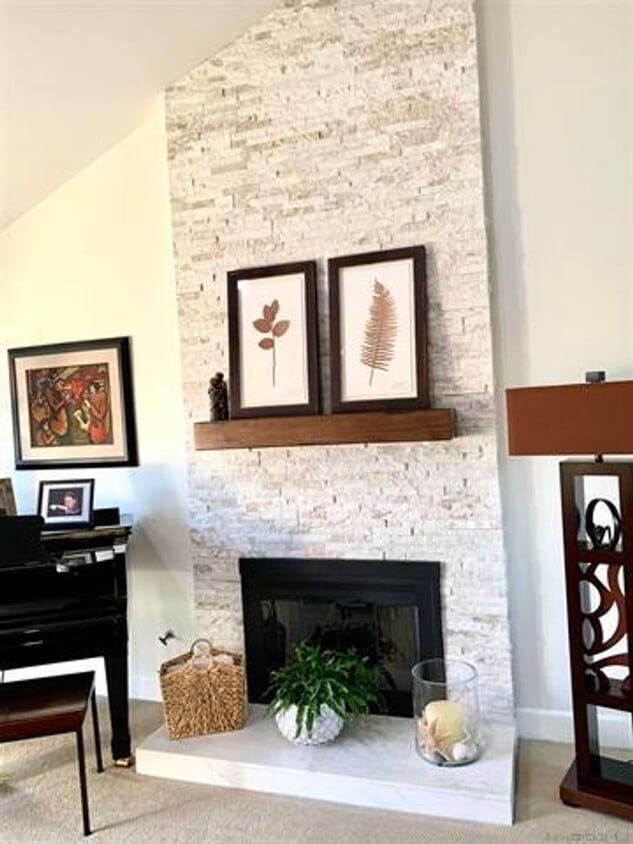 Primary Photo - Beautiful Updated 2Br/2/Ba + Den W/ detach...