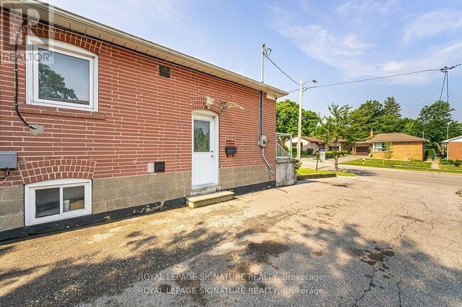 Photo du bâtiment - 71-71 Redwater Dr