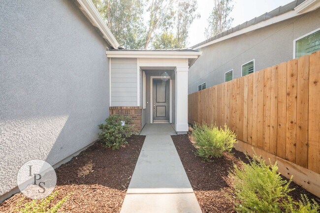 Foto del edificio - Newer East Clovis Home, 4BR/2BA, with Sola...