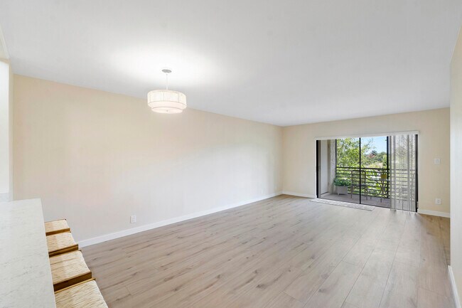 Foto del edificio - 126 S Cypress Rd