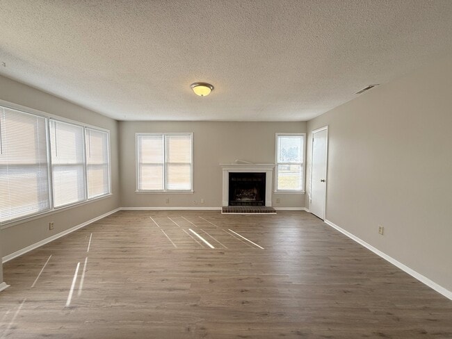 Building Photo - 2700 Lantern Walk SE