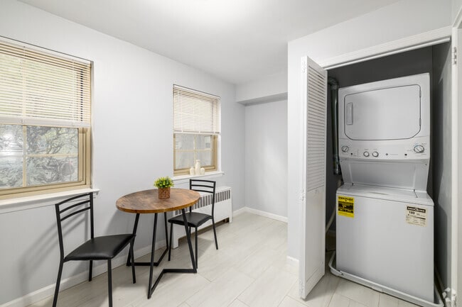 2BR, 1BA - 850SF - Dining Area - Murray Hill Gardens: Your Perfect Home Awaits!