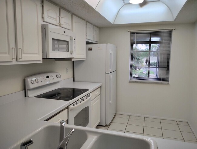 Foto del edificio - Annual Unfurnished 2 Bed 2 Bath First Floo...