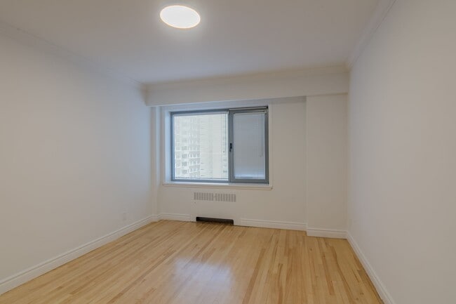Building Photo - 3495 Rue de la Montagne