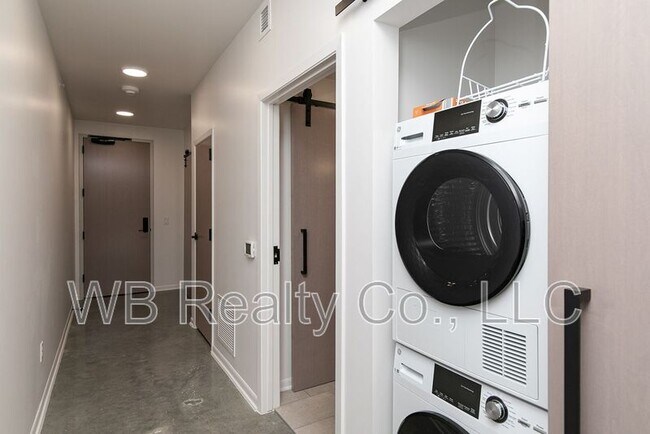 Building Photo - 315 5th St