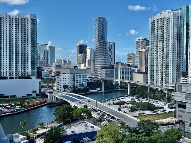 Foto del edificio - 88 SW 7th St