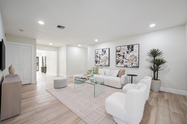 Foto del edificio - 8201 NW 67th Ave
