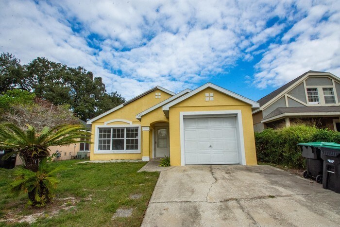 Foto principal - Freshly painted 3 Bedroom 2 Bathroom Home