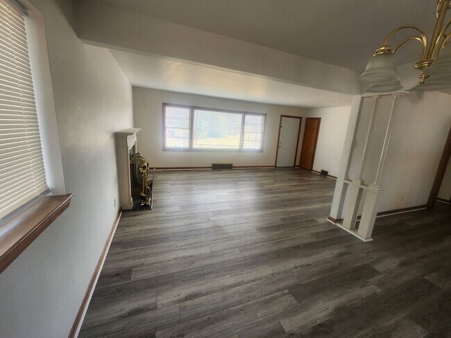 Building Photo - Large 3 bedroom 2 full bath home with full...