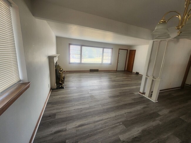 Foto del edificio - Large 3 bedroom 2 full bath home with full...