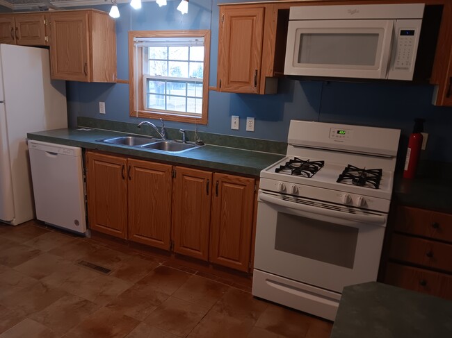 Kitchen, new dishwasher - 70966 Hilltop Dr