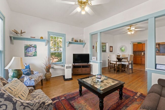 Building Photo - Charming 2 bed furnished Duplex