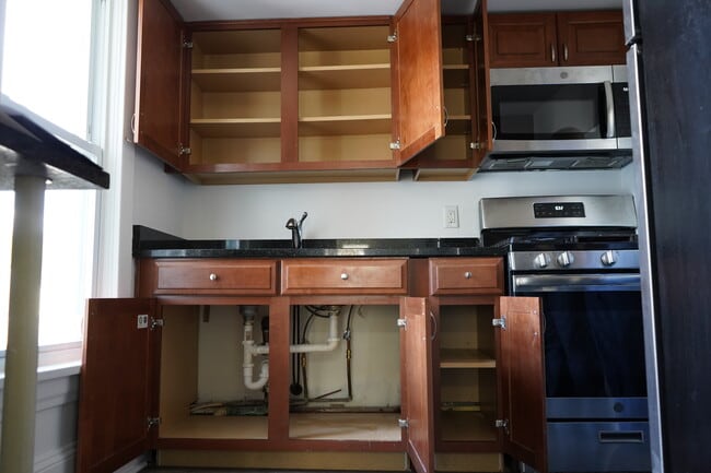 Kitchen - 101 S Pine Ave