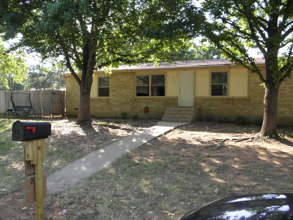 Foto principal - 301 Windmere Cir