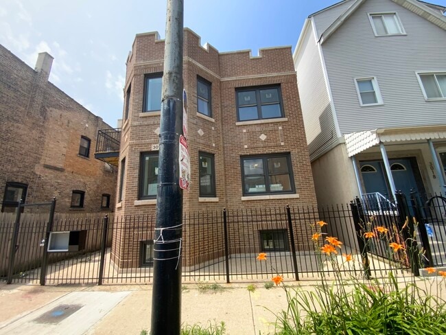 Building Photo - 3014 N California Ave