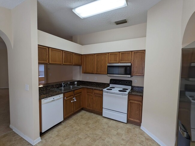 Foto del edificio - 3 Bedroom 2 Bathroom Home in Riverview, FL...