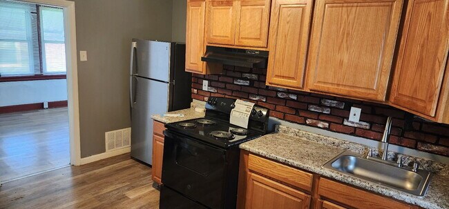 Building Photo - Lovely 3-Bedroom Florissant Home – Comfort...