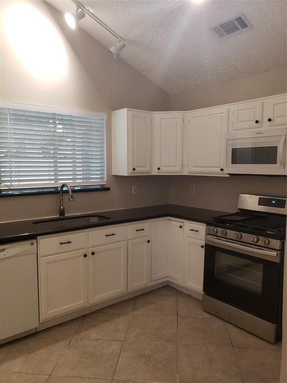 Building Photo - 2122 Creekshire Dr