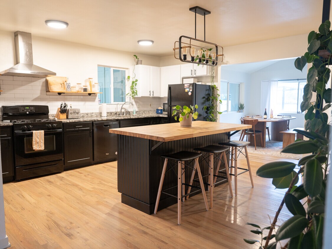 Kitchen w/ island - 4501 Quieto Ct