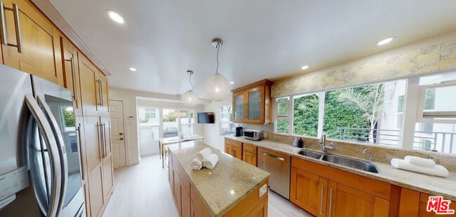 Building Photo - 10331 La Grange Ave