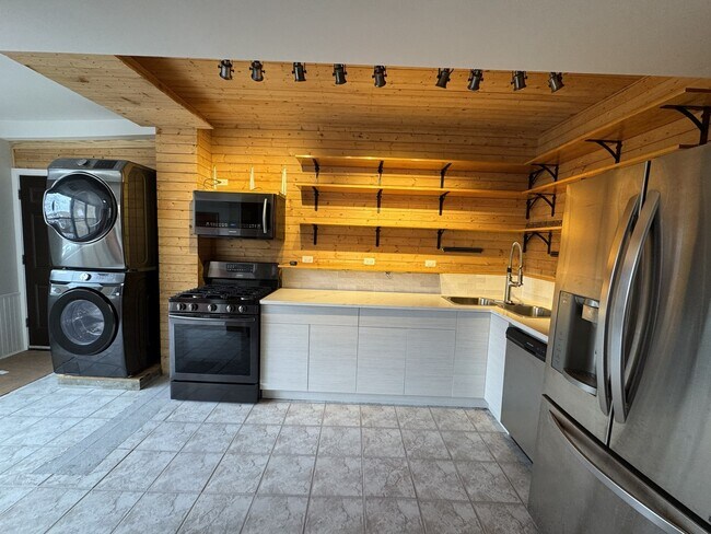 Foto del edificio - 5816 W Higgins Ave