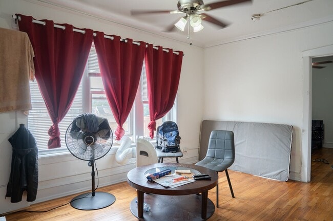 Building Photo - Albany Park - 1 Bed / 1 Bath - Dog Friendly