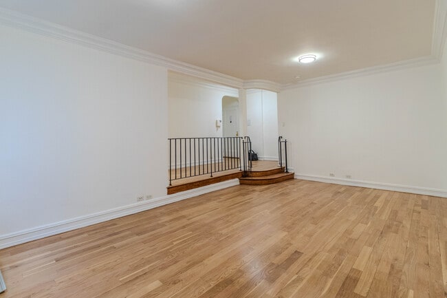 Building Photo - 340 E 50th St