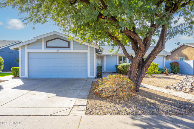 Building Photo - 6819 E Grandview Dr