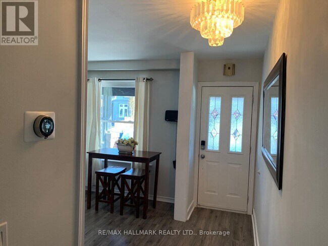 Photo du bâtiment - 70 Rockwell Ave