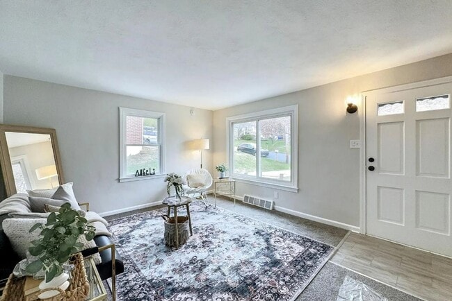 Building Photo - Available Now! Newly Renovated 3 Bedroom, ...