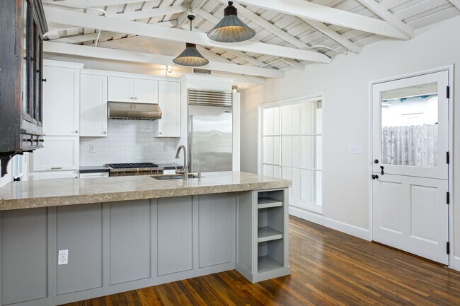 Foto del edificio - 502 Poinsettia Ave