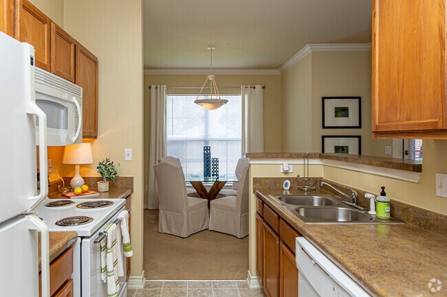 2 BR, 2 BA - 1,055 SF - Country Club Pointe Apartment Homes