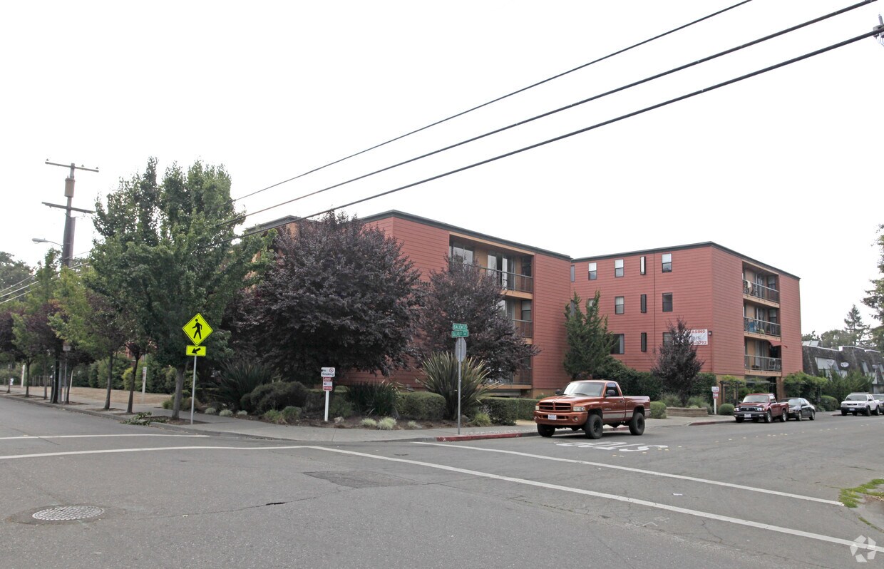 Building Photo - Elliott Avenue Apartments.