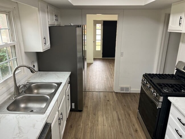 Building Photo - Spacious Kent Ranch w/ Finished Basement & 2-Car Garage