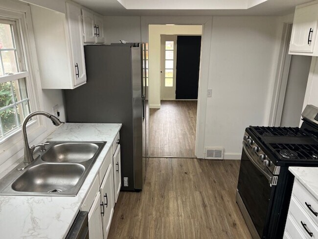 Foto del edificio - Spacious Kent Ranch w/ Finished Basement & 2-Car Garage