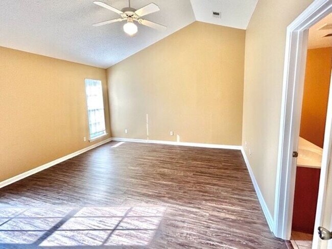 Building Photo - Houston Levee and and 64- 4 Bedroom Cordov...