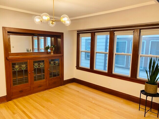Comedor con muebles empotrados - 2713 E Oklahoma Ave