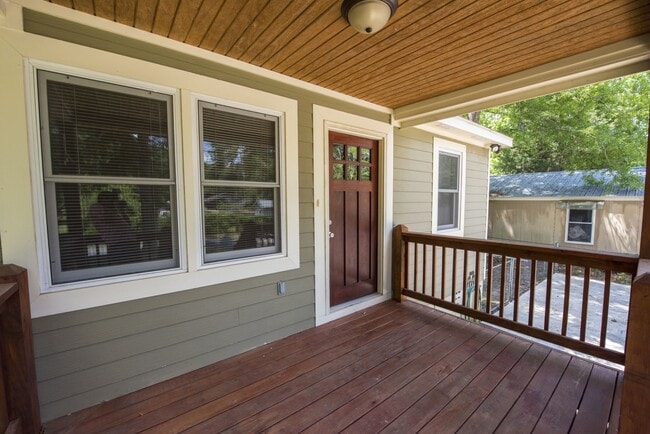 Foto del edificio - 108 Mimosa Ave