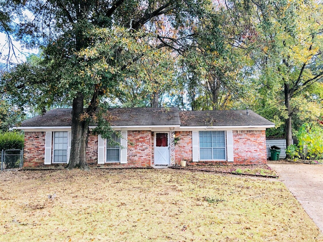 Foto principal - ** 4 bedrooms, 2 bath Located off Atlanta ...