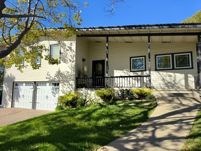 Building Photo - 1500 Solana Dr