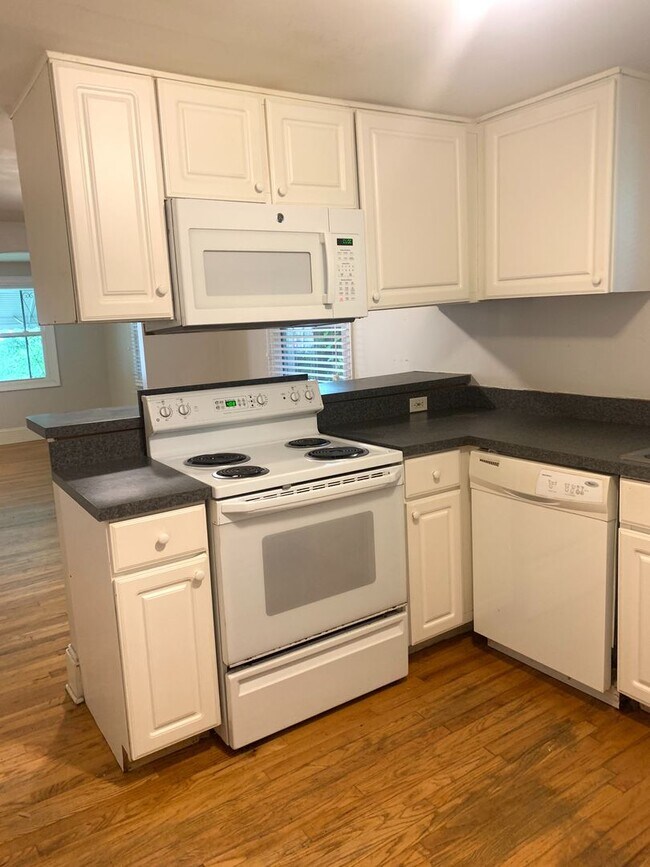 Building Photo - 4 bedroom single-family house near Cameron...