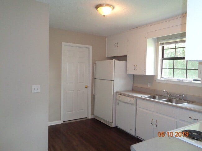 Foto del edificio - Sellers Court in Level Plains!  Freshly Pa...